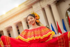 Gran Baile del Huipil en la Plaza Soberanía en Managua