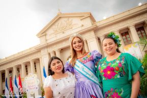 Gran Baile del Huipil en la Plaza Soberanía en Managua