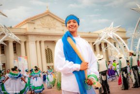 Gran Baile del Huipil en la Plaza Soberanía en Managua