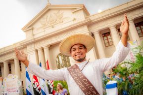 Gran Baile del Huipil en la Plaza Soberanía en Managua