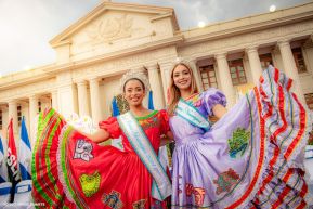 Gran Baile del Huipil en la Plaza Soberanía en Managua