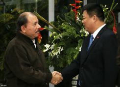 Daniel y Rosario se reúnen con presidente de HKND, señor Wang Jing