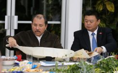 Daniel y Rosario se reúnen con presidente de HKND, señor Wang Jing