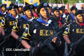Desfile Policial “Unidad, Fuerza y Victorias” en la Avenida de Bolívar a Chávez