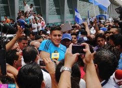 Juventud nicaragüense y familiares reciben a Oscar Duarte en el Aeropuerto