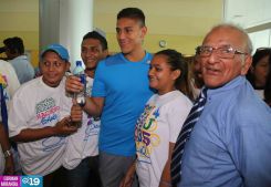 Juventud nicaragüense y familiares reciben a Oscar Duarte en el Aeropuerto