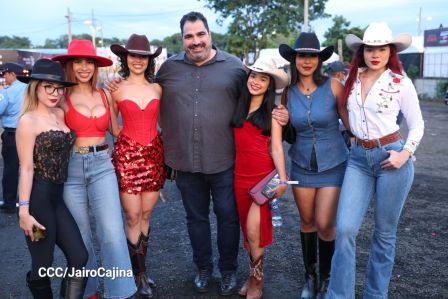 Familias de Managua disfrutan de la Feria Ganadera Navidad 2025