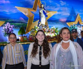 Inauguración de altares en honor a la Inmaculada Concepción de María en la Avenida de Bolívar a Chávez