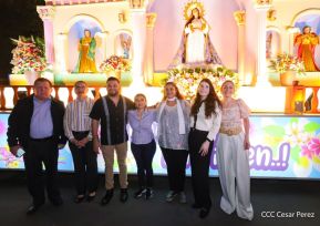 Inauguración de altares en honor a la Inmaculada Concepción de María en la Avenida de Bolívar a Chávez