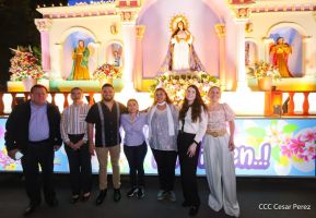 Inauguración de altares en honor a la Inmaculada Concepción de María en la Avenida de Bolívar a Chávez