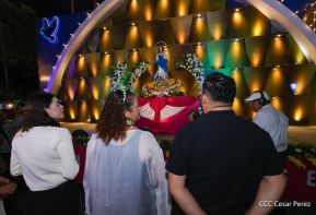 Inauguración de altares en honor a la Inmaculada Concepción de María en la Avenida de Bolívar a Chávez