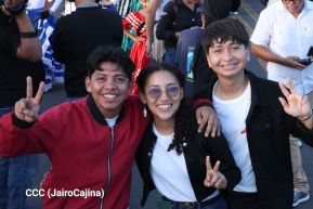 Jóvenes nicaragüenses rinden homenaje a Simón Bolívar con caminata y concierto en Managua