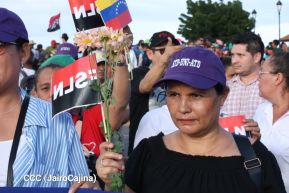 Jóvenes nicaragüenses rinden homenaje a Simón Bolívar con caminata y concierto en Managua