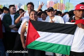 Jóvenes nicaragüenses rinden homenaje a Simón Bolívar con caminata y concierto en Managua