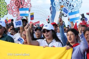 Jóvenes nicaragüenses rinden homenaje a Simón Bolívar con caminata y concierto en Managua