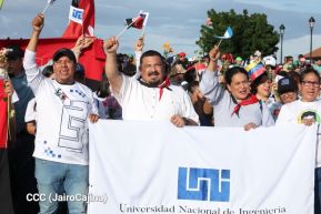 Jóvenes nicaragüenses rinden homenaje a Simón Bolívar con caminata y concierto en Managua