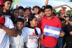 Jóvenes nicaragüenses rinden homenaje a Simón Bolívar con caminata y concierto en Managua