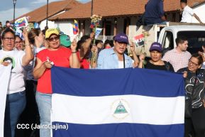 Jóvenes nicaragüenses rinden homenaje a Simón Bolívar con caminata y concierto en Managua