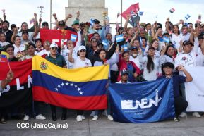 Jóvenes nicaragüenses rinden homenaje a Simón Bolívar con caminata y concierto en Managua