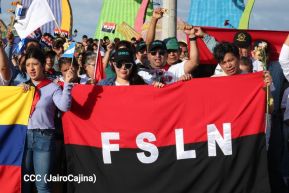 Jóvenes nicaragüenses rinden homenaje a Simón Bolívar con caminata y concierto en Managua