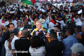 Jóvenes nicaragüenses rinden homenaje a Simón Bolívar con caminata y concierto en Managua