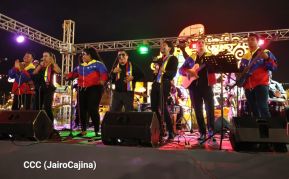 Jóvenes nicaragüenses rinden homenaje a Simón Bolívar con caminata y concierto en Managua