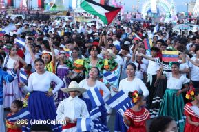 Jóvenes nicaragüenses rinden homenaje a Simón Bolívar con caminata y concierto en Managua