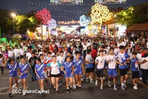 Jóvenes nicaragüenses rinden homenaje a Simón Bolívar con caminata y concierto en Managua