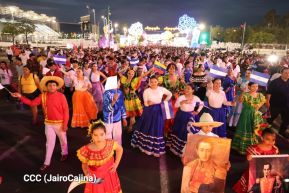 Jóvenes nicaragüenses rinden homenaje a Simón Bolívar con caminata y concierto en Managua
