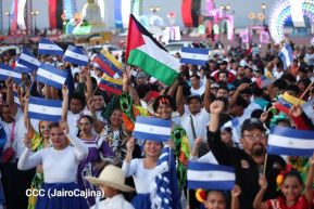 Jóvenes nicaragüenses rinden homenaje a Simón Bolívar con caminata y concierto en Managua