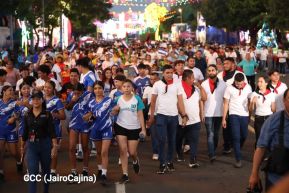 Jóvenes nicaragüenses rinden homenaje a Simón Bolívar con caminata y concierto en Managua