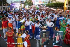 Jóvenes nicaragüenses rinden homenaje a Simón Bolívar con caminata y concierto en Managua