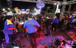 Jóvenes nicaragüenses rinden homenaje a Simón Bolívar con caminata y concierto en Managua