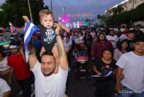 Jóvenes nicaragüenses rinden homenaje a Simón Bolívar con caminata y concierto en Managua