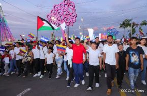Jóvenes nicaragüenses rinden homenaje a Simón Bolívar con caminata y concierto en Managua