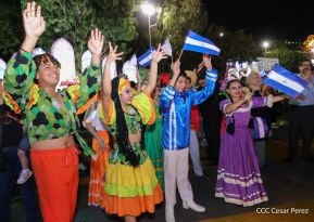 Jóvenes nicaragüenses rinden homenaje a Simón Bolívar con caminata y concierto en Managua