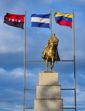 Jóvenes nicaragüenses rinden homenaje a Simón Bolívar con caminata y concierto en Managua