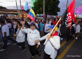 Jóvenes nicaragüenses rinden homenaje a Simón Bolívar con caminata y concierto en Managua