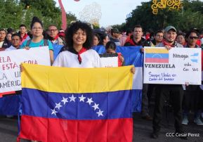 Jóvenes nicaragüenses rinden homenaje a Simón Bolívar con caminata y concierto en Managua