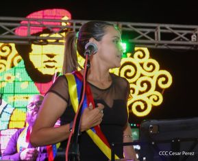 Jóvenes nicaragüenses rinden homenaje a Simón Bolívar con caminata y concierto en Managua