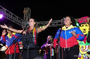 Jóvenes nicaragüenses rinden homenaje a Simón Bolívar con caminata y concierto en Managua