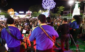 Jóvenes nicaragüenses rinden homenaje a Simón Bolívar con caminata y concierto en Managua