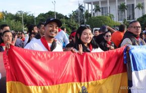 Jóvenes nicaragüenses rinden homenaje a Simón Bolívar con caminata y concierto en Managua