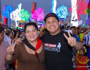 Jóvenes nicaragüenses rinden homenaje a Simón Bolívar con caminata y concierto en Managua