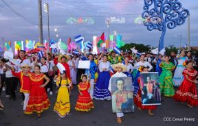 Jóvenes nicaragüenses rinden homenaje a Simón Bolívar con caminata y concierto en Managua
