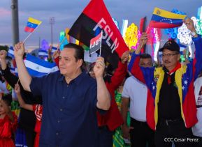 Jóvenes nicaragüenses rinden homenaje a Simón Bolívar con caminata y concierto en Managua