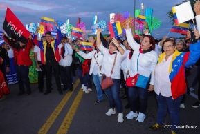 Jóvenes nicaragüenses rinden homenaje a Simón Bolívar con caminata y concierto en Managua