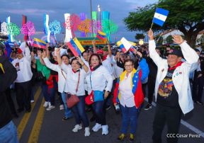 Jóvenes nicaragüenses rinden homenaje a Simón Bolívar con caminata y concierto en Managua