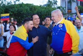 Jóvenes nicaragüenses rinden homenaje a Simón Bolívar con caminata y concierto en Managua