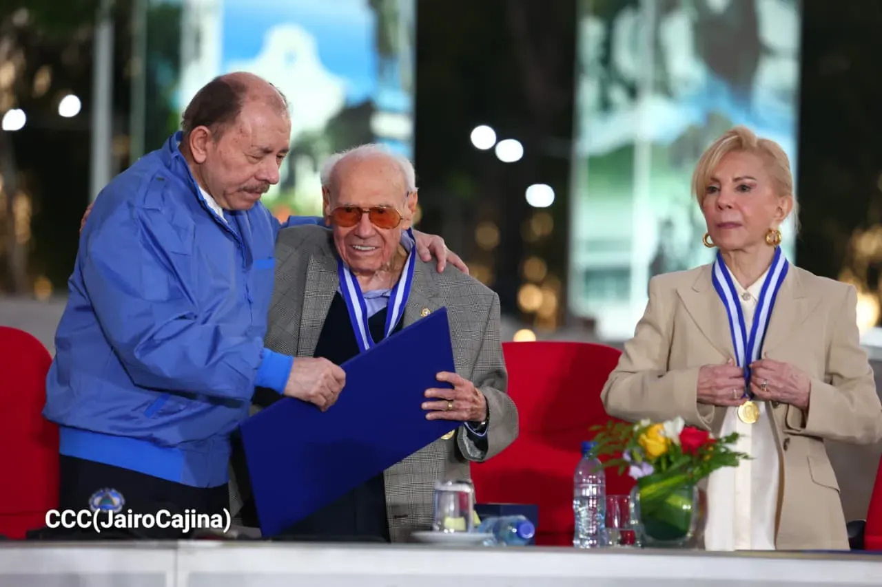 Entrega de primera Medalla de Reconciliación y Paz Cardenal Miguel Obando